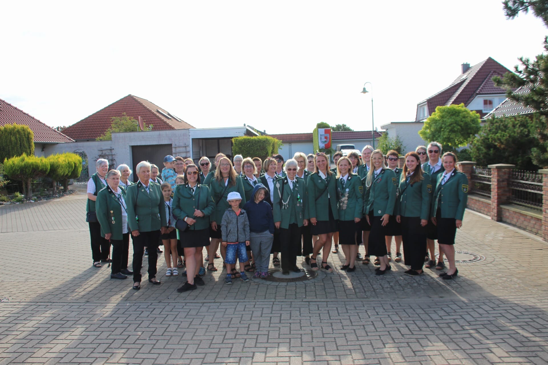 Frauen kommen zur Königin